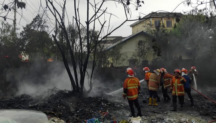 Diduga Bakar Sampah, Tempat Penampungan Barang Bekas di Jalan Rimba Kemuning Palembang Terbakar