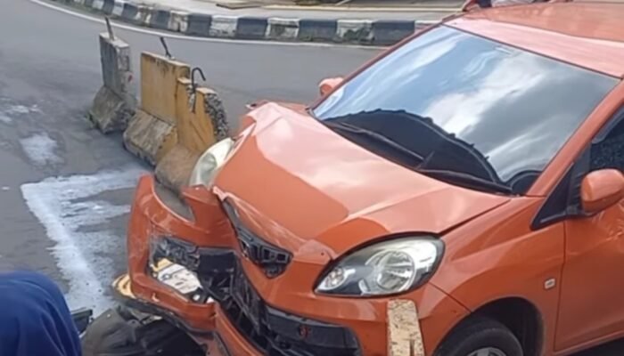 Duaar, Honda Brio Hantam Pembatas Jalan Angkatan 45 Palembang, Sopirnya Diduga Ngantuk