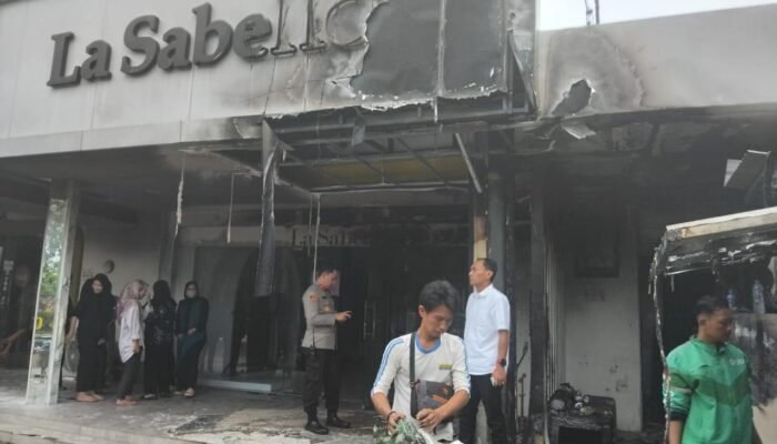 Warung Kaki Lima di Jalan Sumpah Pemuda Terbakar Sambar Butik La Sabelle