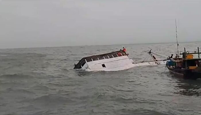 Kapal KLM Pelita Harapan Indah dari Palembang Karam di Selat Bangka, 6 Orang Kru Terombang ambing di Tengah Laut