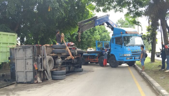Kecelakaan Beruntun di Jalan Soekarno-Hatta Palembang, Satu Truk Bermuatan Minyak Terguling