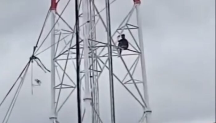 Bikin Sport Jantung, Pria Gangguan Mental di Palembang Panjat Tower Telekomunikasi