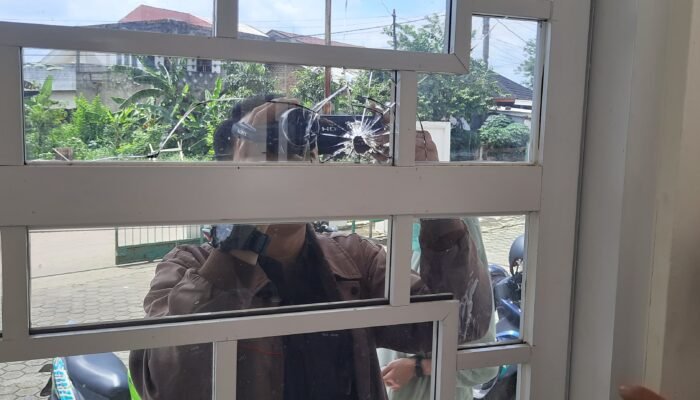 Kaca Masjid Ash Shomad Soak Simpur Palembang Pecah Diduga Diteror OTD