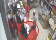Pria di Palembang Terekam CCTV Curi Ponsel di Bengkel Ban, Modus Minta Sumbangan