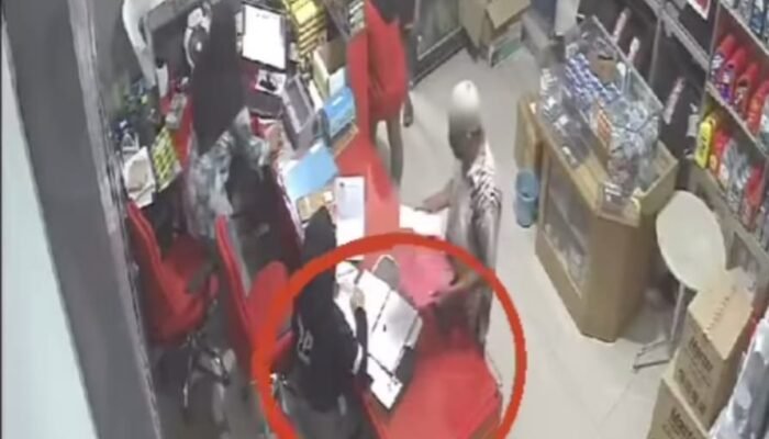 Pria di Palembang Terekam CCTV Curi Ponsel di Bengkel Ban, Modus Minta Sumbangan