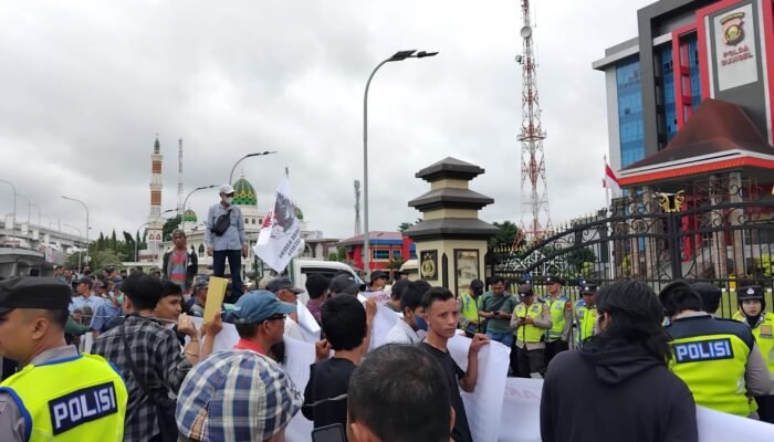 Geruduk Mapolda Sumsel, Massa FPGSS Minta Laporan Dugaan Pemalsuan Tandatangan Segera Dituntaskan