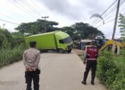 Ikut Google Maps Truk Box Muatan Air Mineral Terperosok di Jalan Lettu Karim Kadir Gandus Palembang