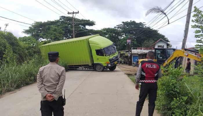 Ikut Google Maps Truk Box Muatan Air Mineral Terperosok di Jalan Lettu Karim Kadir Gandus Palembang
