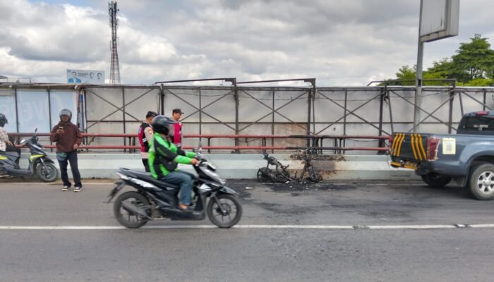 Motor Matic Guru Agama Terbakar Diatas Flayover Polda Sumsel, Api Berasal dari Karburator