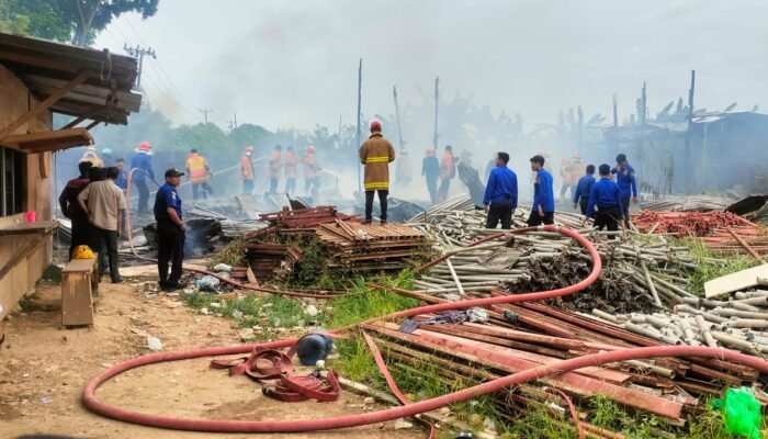 Gudang Sekaligus Tempat Tinggal Pekerja Bangunan RSMH Ludes Terbakar