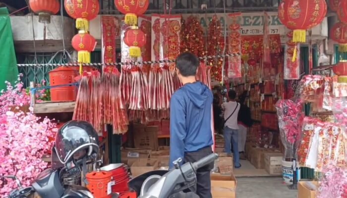 Aksesoris Imlek Mulai Diburu Warga Tionghoa, Lampion dan Angpao Jadi Idola