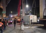 Lakalantas Tunggal Truk Kontainer Tabrak Tiang LRT Diduga Rem Blong