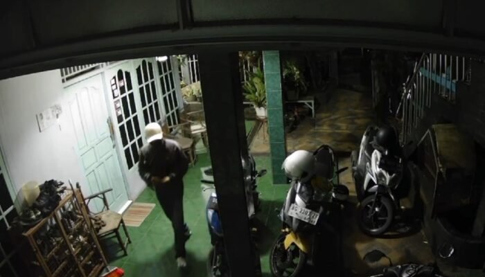 Terekam CCTV Maling Beraksi di Jalan Srijaya Negara Palembang, Gasak Motor Penghuni Kos