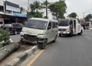 Daihatsu Grand Max Tabrak Pembatas Jalan Basuki Rahmat Palembang, Sopir Langsung Copot Plat Nopol