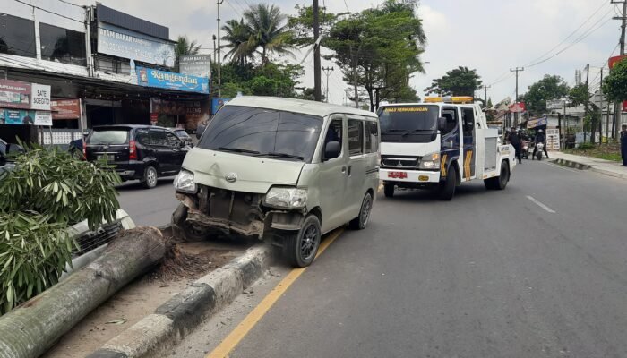 Daihatsu Grand Max Tabrak Pembatas Jalan Basuki Rahmat Palembang, Sopir Langsung Copot Plat Nopol