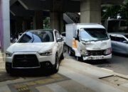 Lakalantas di Jalan Angkatan 45 Palembang, Mobil Box Roti Brasserie Tabrak Outlander Hingga Naik Trotoar