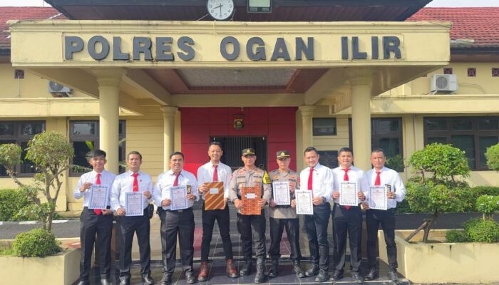 Berhasil Ungkap Kasus Curas dan Penggelapan Jabatan 11 Personel Polsek Tanjung Batu Diganjar Penghargaan
