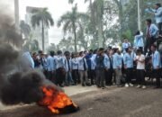 Demo di Gedung DPRD Sumsel Mahasiswa Bakar Ban Bekas Soroti 100 Hari Kerja Prabowo Gibran