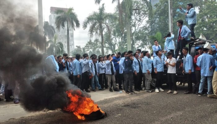 Demo di Gedung DPRD Sumsel Mahasiswa Bakar Ban Bekas Soroti 100 Hari Kerja Prabowo Gibran