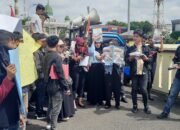 Penetapan Tersangka Nenek Ernaini Dinilai Cacat Hukum, Puluhan Massa Minta Evaluasi Kinerja Penyidik Jatanras Polda Sumsel