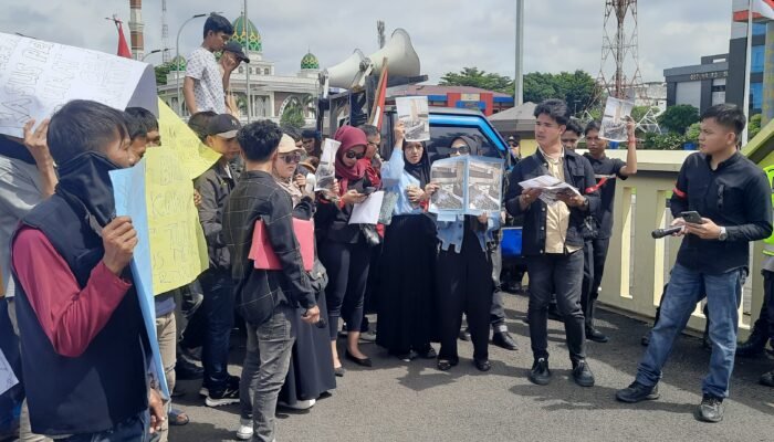 Penetapan Tersangka Nenek Ernaini Dinilai Cacat Hukum, Puluhan Massa Minta Evaluasi Kinerja Penyidik Jatanras Polda Sumsel