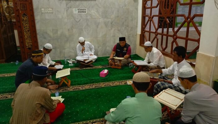 Ajak Masyarakat dan Personil Tingkatkan Keimanan, Kapolsek Tanjung Batu Ikut Tadarusan di Masjid Walimatul