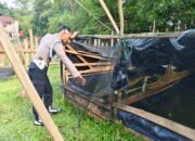 Tidak Ada Kata Libur, Anggota Polsek Tanjung Batu Rutin Cek Perkembangan Budidaya Ikan di Pekarangan