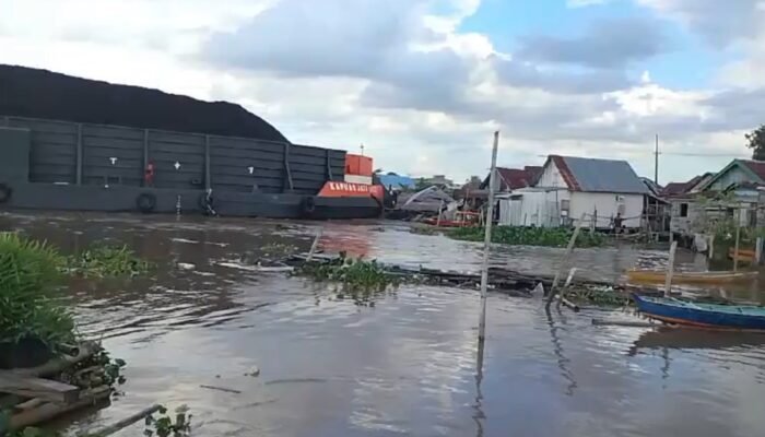 Lagi, Insiden Tongkang Pengangkut Batubara Hantam Rumah Warga di Pinggiran Sungai Musi