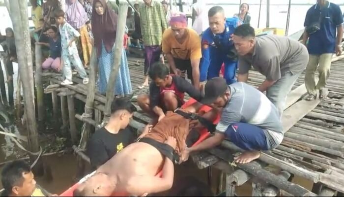 Detik detik Personel Polairud Polda Sumsel Evakuasi Warga Upang Terkena Serangan Strok ke Rumah Sakit