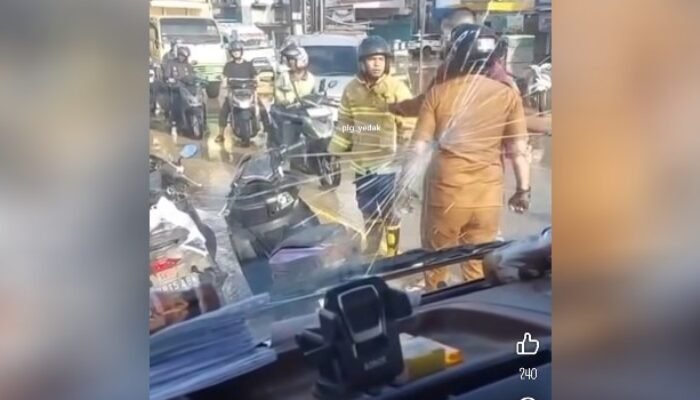 Dipicu Cipratan Air Banjir, Dua Pria di Palembang Adu Jotos di Jalan Raya, Satunya Diduga ASN