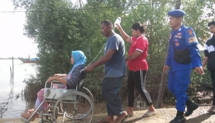 Personel Polairud Pos Pangkalan Sandar Upang Evakuasi Warga Penderita Hipertensi ke Rumah Sakit di Palembang