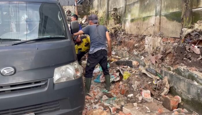 Pagar Beton PTC Mall Palembang Roboh Timpah Penjaga Parkir dan Delapan Sepeda Motor