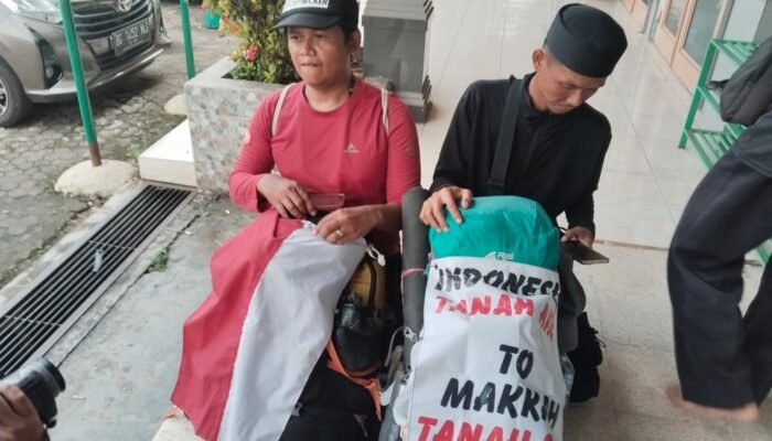 Dua Pria Ini Ekspedisi Jalan Kaki ke Mekkah, Target 1 Tahun Sampai ke Tanah Suci