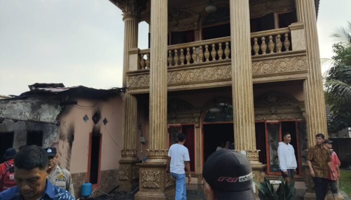 Ditinggal Penghuninya Keluar Kota, Rumah Mewah Dua Lantai di Palembang Dilalap Sijago Merah