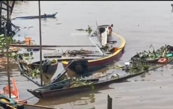 Tongkang Batubara Tubruk 6 Rumah dan 5 Perahu Hingga Rusak Parah di Perairan Gandus Palembang