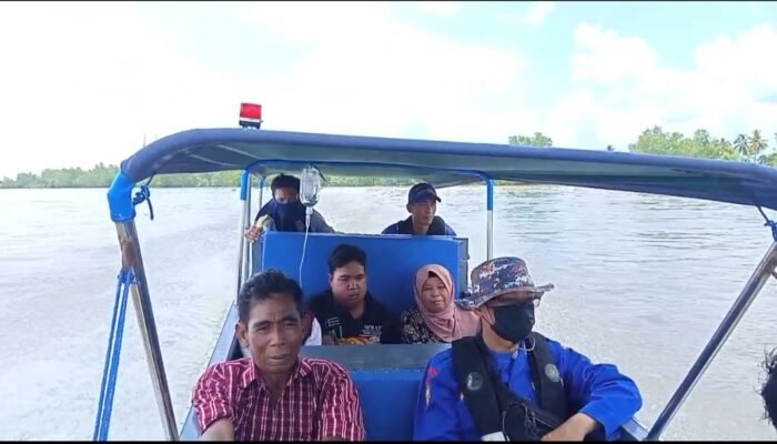 Layani Masyarakat di Perairan, Personel Polairud Antar Pasien Kelenjar Tiroid ke Rumah Sakit di Palembang