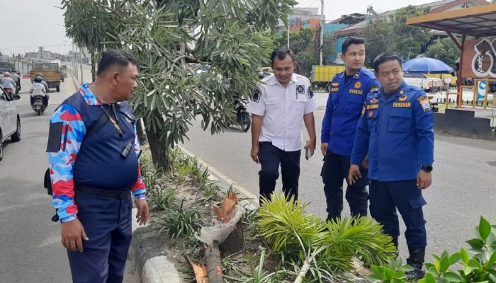 Terima Laporan Lakalantas, Damkar Pos Kemuning Palembang Terjunkan Personel Bantu Penyelamatan