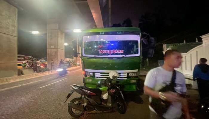 Pengendara Vixion Tewas Usai Tabrak Truk Mogok di Jalan Kol H Burlian Palembang, Satu Luka Berat
