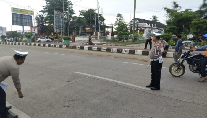 Pemotor Wanita Tewas Dilindas Truk di Jalan Residen H Abdul Rozak Palembang Usai Motornya Jatuh