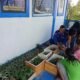 Dampingi Anak anak, Bripka Rizal Anggota Polairud Pos Pangkalan Sandar Upang Edukasi Cara Pembibitan Tanaman Cabe