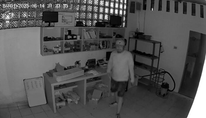 Terekam CCTV, Pelaku Pencurian Satroni Toko Timbangan Digital di Jalan Letjen Harun Sohar Palembang