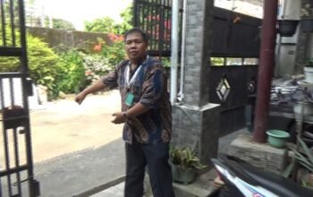 Terekam CCTV, Pria Berjaket Ojol Gondol Motor Milik Ketua RT di Palembang