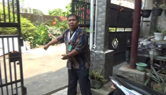 Terekam CCTV, Pria Berjaket Ojol Gondol Motor Milik Ketua RT di Palembang