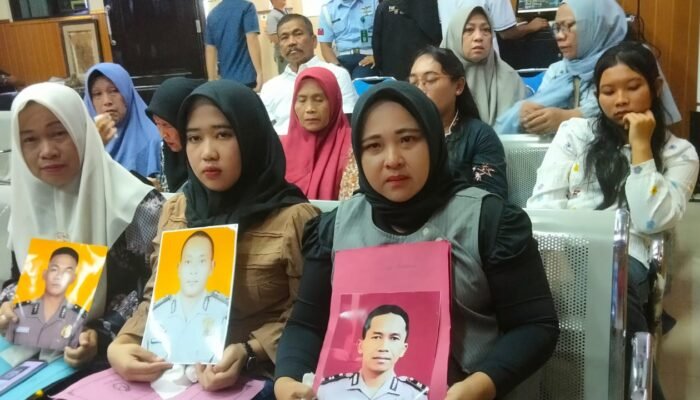 Bersimbah Air Mata, Keluarga Tiga Polisi Tewas Desak Hukuman Mati untuk Kopda Bazarsah