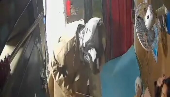 Terekam CCTV, Penjaga Kios BBM Eceran di Gandus Dirampok dan Diancam dengan Golok