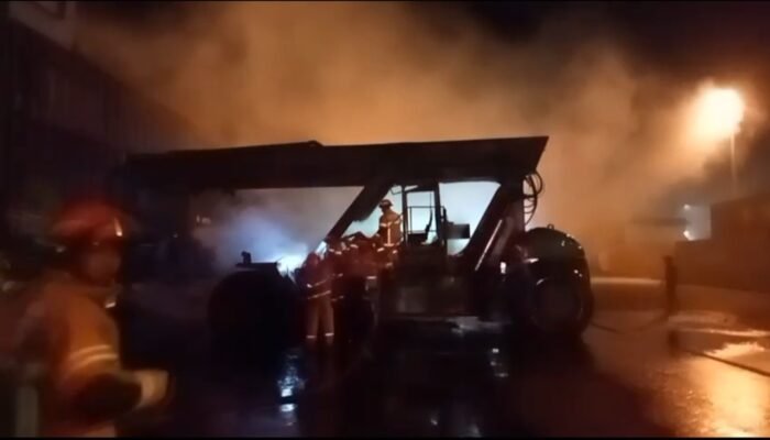 Diduga Korsleting, Alat Berat Pengangkat Kontainer Peti Kemas di Pelabuhan Boom Baru Palembang Terbakar