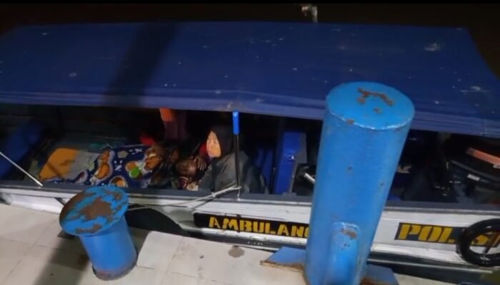 Tembus Cuaca Gelap Ambulance Apung Polairud Polda Sumsel Evakuasi Remaja Sakit ke Rumah Sakit