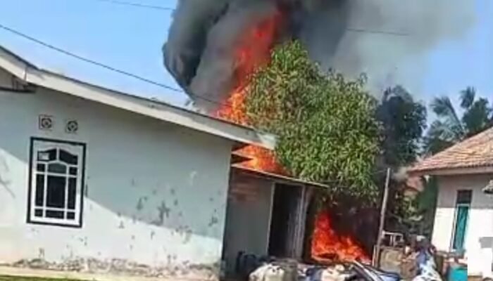 Diduga Korsleting Pompa, Rumah Penyimpanan BBM di Talang Betutu Palembang Ludes Terbakar
