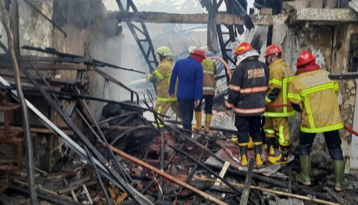 Sedang Shalat Jumat, Dua Rumah Dikawasan Padat Penduduk di Jalan Veteran Palembang Ludes Terbakar