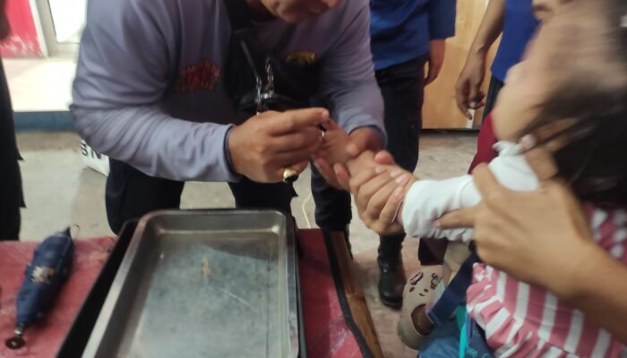 Cincin Dijari Anaknya Tidak Bisa Lepas, Ibu di Palembang Minta Bantuan Petugas Damkar